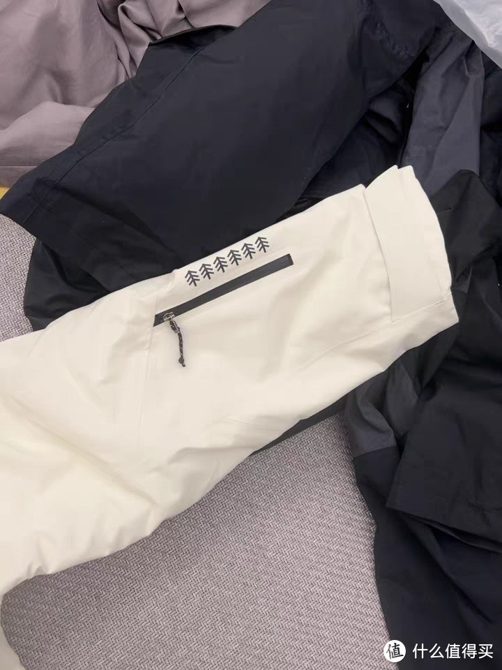 AWKA单板滑雪服，冬日里的保暖利器！男女同款，让你在雪地里尽情驰骋！