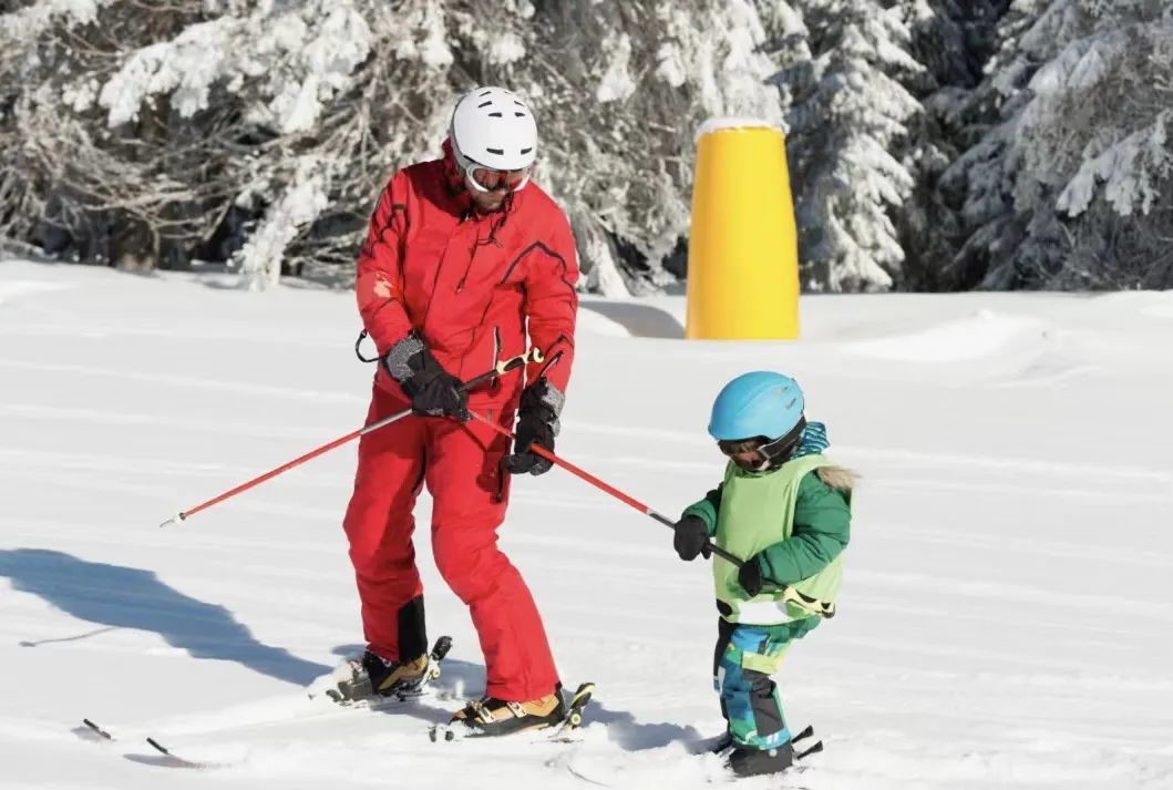 滑雪初学者指南：单板与双板滑雪板的优缺点分析与选择建议