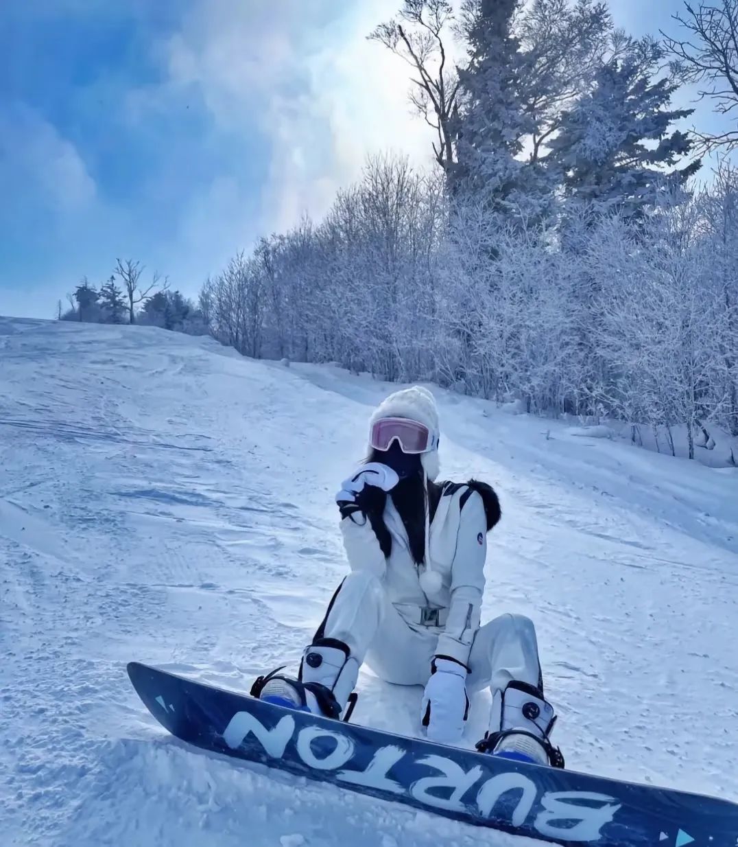 冬日滑雪时尚指南：从装备选购到穿搭技巧全面解析